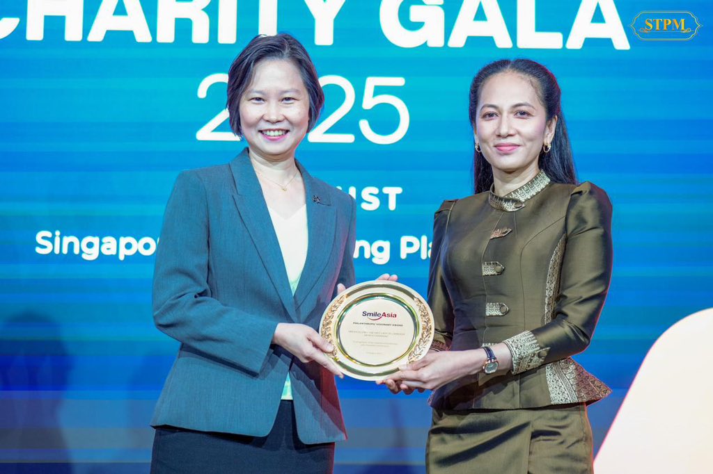 Dr_Hunmanet_PM's tweet photo. ពានរង្វាន់ “Smile Asia Philanthropic Visionary Award” ត្រូវបានប្រគល់ជូនលោកជំទាវបណ្ឌិត ពេជ ចន្ទមុន្នី ហ៊ុនម៉ាណែត​ ក្នុងកម្មវិធី “Smile Asia Charity Gala 2025”

លោកជំទាវបណ្ឌិត ពេជ ចន្ទមុន្នី ហ៊ុនម៉ាណែត ទទួលបាននូវពានរង្វាន់ “Smile Asia Philanthropic Visionary Award” លើកទី ២ នៅក្នុងកម្មវិធី “Smile Asia Charity Gala 2025” ដោយមានការប្រគល់ដោយផ្ទាល់ពីលោកជំទាវ Gan Siow Huang, រដ្ឋមន្ត្រីទទួលបន្ទុកការងារកិច្ចការបរទេស និងទទួលបន្ទុកការងារពាណិជ្ជកម្ម និងឧស្សាហកម្ម នៃសាធារណរដ្ឋសិង្ហបុរី នាថ្ងៃទី១៤ ខែសីហា ឆ្នាំ២០២៥នេះ។

គួរបញ្ជាក់ដែរថា ពានរង្វាន់ “Smile Asia Philanthropic Visionary Award” ត្រូវបាន  បង្កើតឡើង ដើម្បីផ្ដល់ជូនជាកិត្តិយសដល់បុគ្គលឆ្នើមរូបណា ដែលបានចូលរួមចំណែកសំខាន់ក្នុងសង្គមលើវិស័យថែទាំសុខភាព ហើយពានរង្វាន់នេះជាលើកដំបូងត្រូវបានប្រគល់ថ្វាយជូន ម្ចាស់ក្សត្រីនៃប្រទេសប៊ូតង់ ហើយលោកជំទាវបណ្ឌិតក៏ជាភរិយាថ្នាក់ដឹកនាំមួយរូបពីកម្ពុជាដែលទទួលបានដំបូងគេ។ ចំពោះការប្រគល់ពានរង្វាន់លើកទី ២ នេះជូនលោកជំទាវបណ្ឌិត ពេជ ចន្ទមុន្នី ហ៊ុនម៉ាណែត  គឺជាការទទួលស្គាល់នូវ ស្នាដៃ សមិទ្ធផល និង ការដឹកនាំប្រកបដោយចក្ខុវិស័យរបស់លោកជំទាវបណ្ឌិត ចំពោះអង្គការ Smile Cambodia ក៏ដូចជា ការយកចិត្តទុកដាក់ចំពោះសុខភាព និង សុខុមាលភាពរបស់កុមារ ក្នុងរយៈពេលជាងមួយទសវត្សរ៍មកនេះ។

#ហ៊ុនម៉ាណែត #Hunmanet #កម្ពុជា #cambodia #សន្តិភាពនៅកម្ពុជា #Peaceincambodia