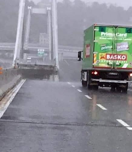 SissyBlue6's tweet photo. Sembra ancora di precipitarci dentro.
14 agosto 2018, 11.36 del mattino.
43 vittime inghiottite da quel vuoto, schiacciate sotto le macerie, e finora nessuna giustizia.
Il crollo del #PonteMorandi: una ferita che non si chiude.
R.I.P. 🌹💔 https://t.co/WKQ4ZHht3a