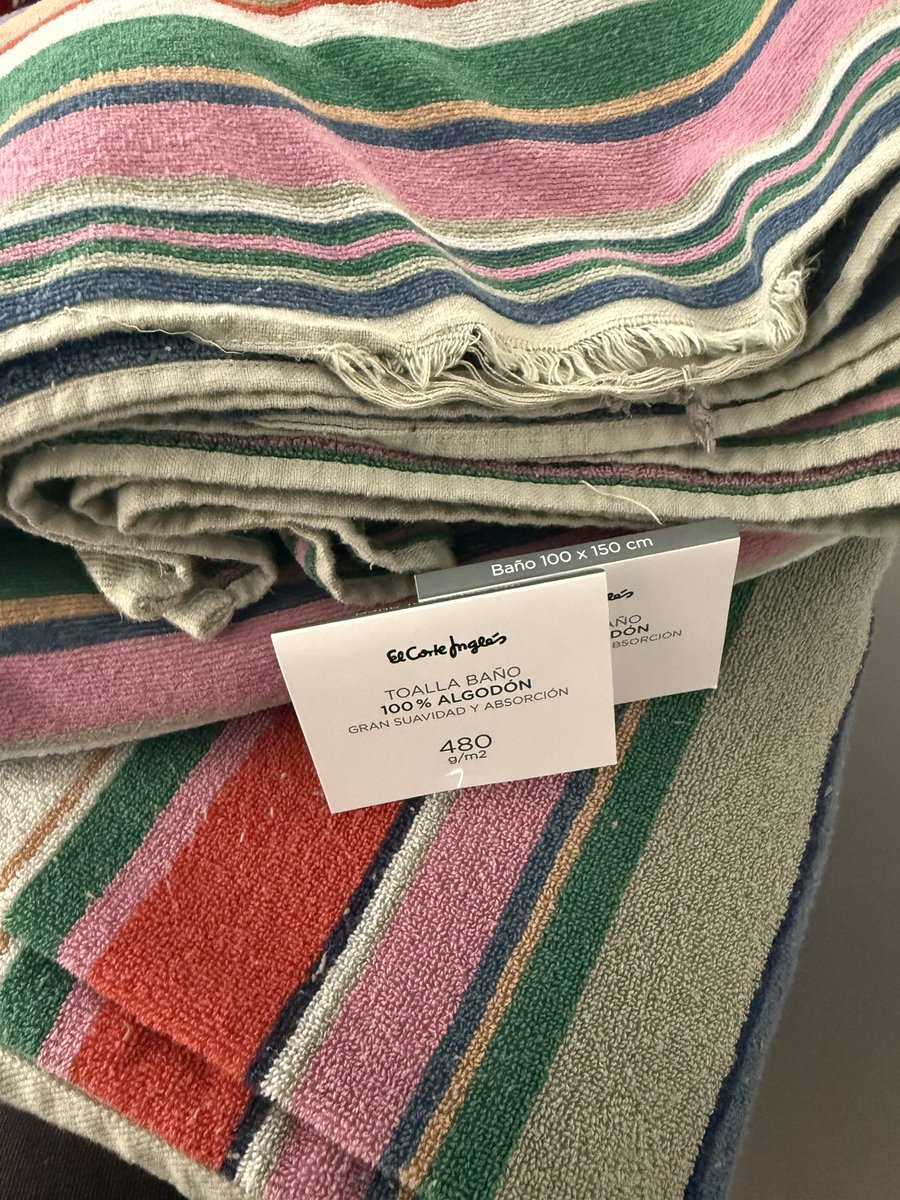 SrFischetti's tweet photo. No compréis toallas de la marca de @elcorteingles. Mirad como me han quedado después del primer lavado. Parecen viejas y con muchísimo uso. Vaya estafa. https://t.co/ohc7xj0q5k
