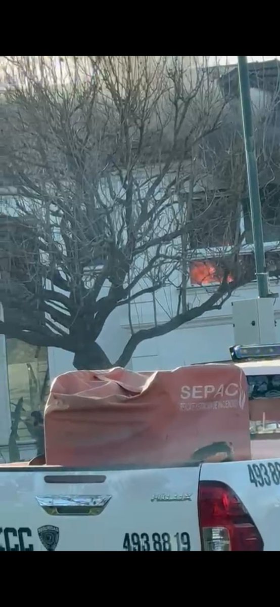 Gabyrel's tweet photo. #alerta Se incendia en el barrio privado Kentucky la casa vecina a @leomessisite Bomberos trabajan en el lugar
#Messi #Funes https://t.co/WAYupaegvn