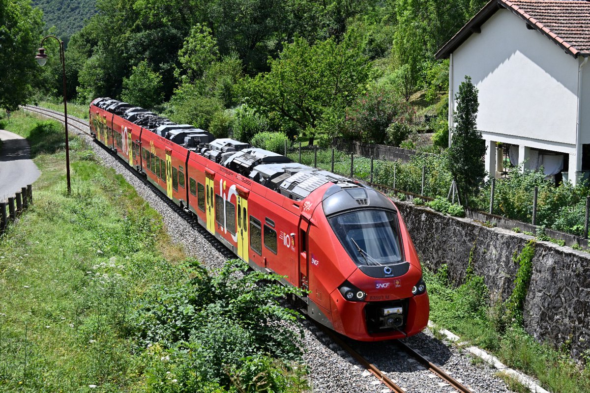 jordasso1's tweet image. Tren @lio_train_sncf TER 872884 entre Saléchen i Louran,a la linia entre Bagneres de Luchon i Montrejeau,que va èsser reinaugurada el 22/6/25 després de gairebé 11 anys tancada. #alstom #regiolis #coradia