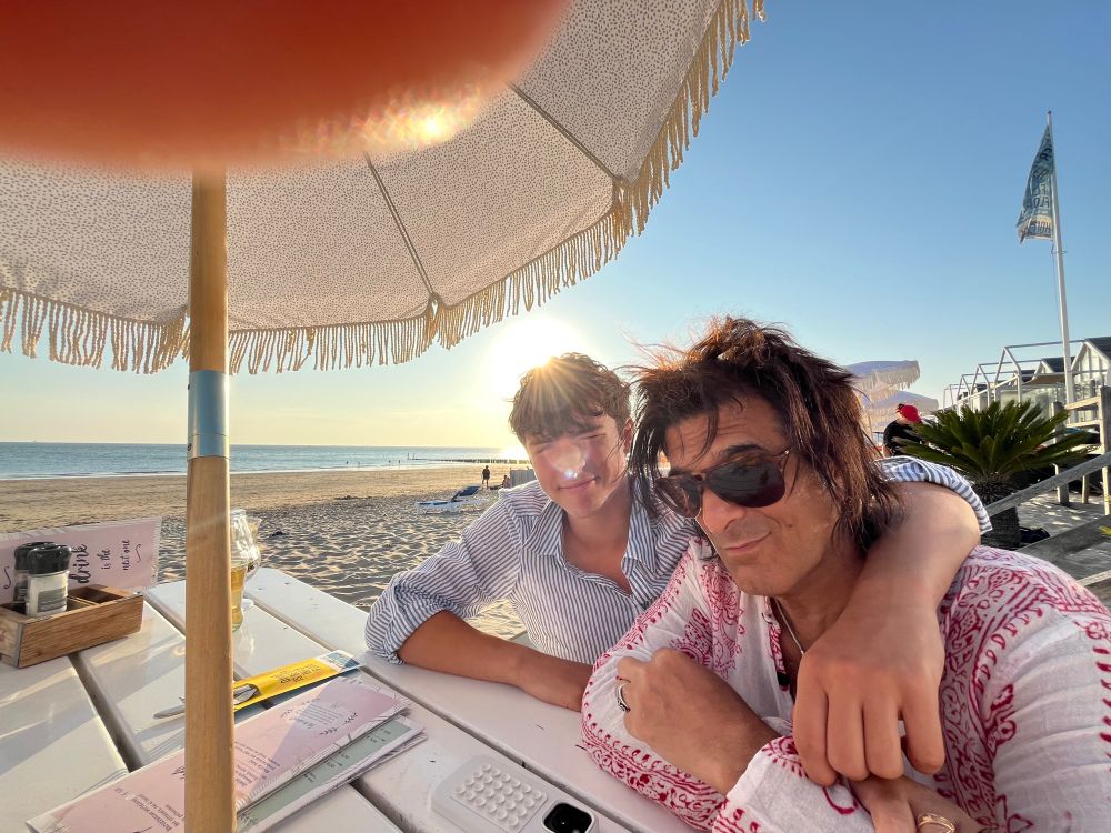 SteveConteNYC's tweet photo. It’s been a lovely 10 days off, hanging w/ the fam in NL & beyond.
Today, I pack & leave for Finland to finish up the summer Monroes gigs, then back to NYC!
#Netherlands #Finland #summer #dogdays #steveconte #bronxcheer #ziaconte #beach https://t.co/5qFhSZtzR6