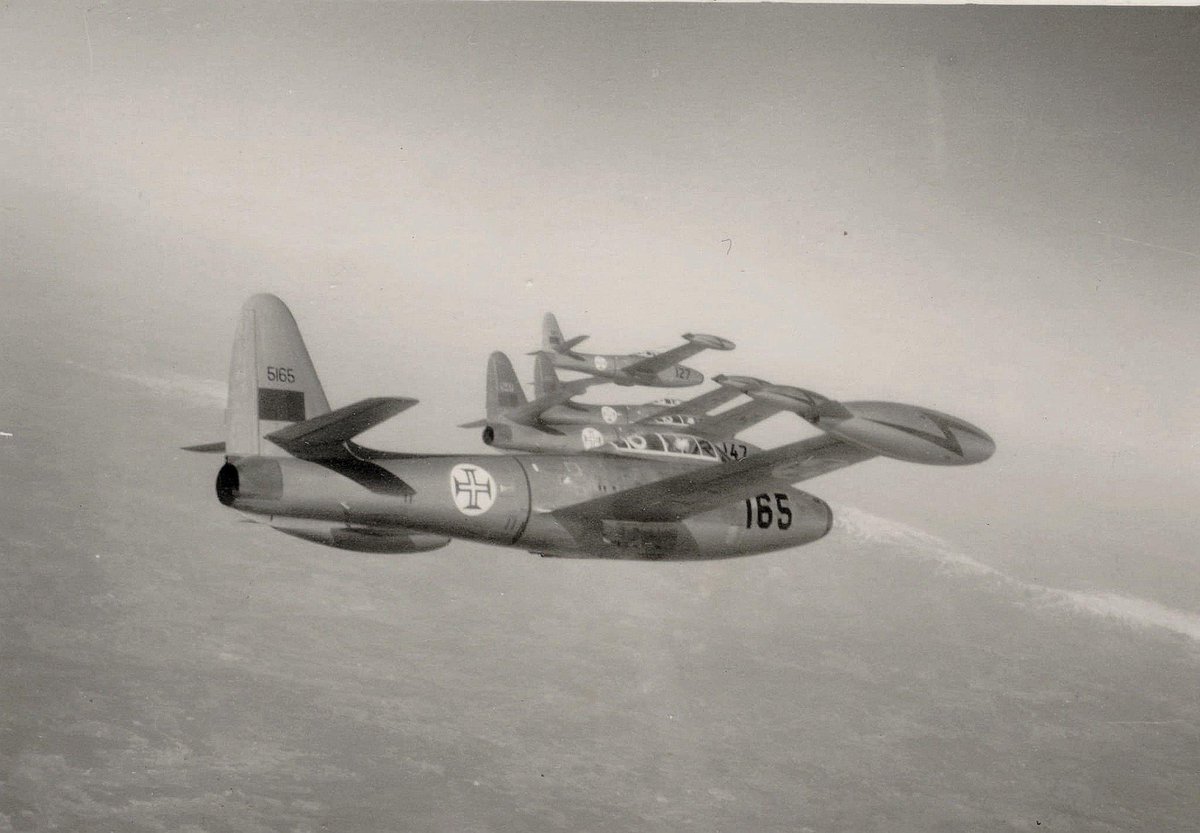 avioesFAP_hist's tweet photo. Formação de quatro F-84G Thunderjet da Força Aérea Portuguesa, em meados da década de 1950. Em primeiro plano o F-84G nº 5165 que anteriormente estivera ao serviço da Real Força Aérea Norueguesa #f84 https://t.co/rV4FwclPFC
