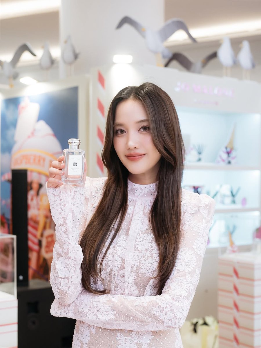 TriShuLa3dent's tweet photo. ไปเพิ่มเอ็นเกจให้คนสวยที่ไอจีด้วยนะ
#scentlayering
#justbecause
#jomalonelondonth
#srchafreen
#JoMaloneLondonXFreenSarocha https://t.co/IHH7LjpJQ1