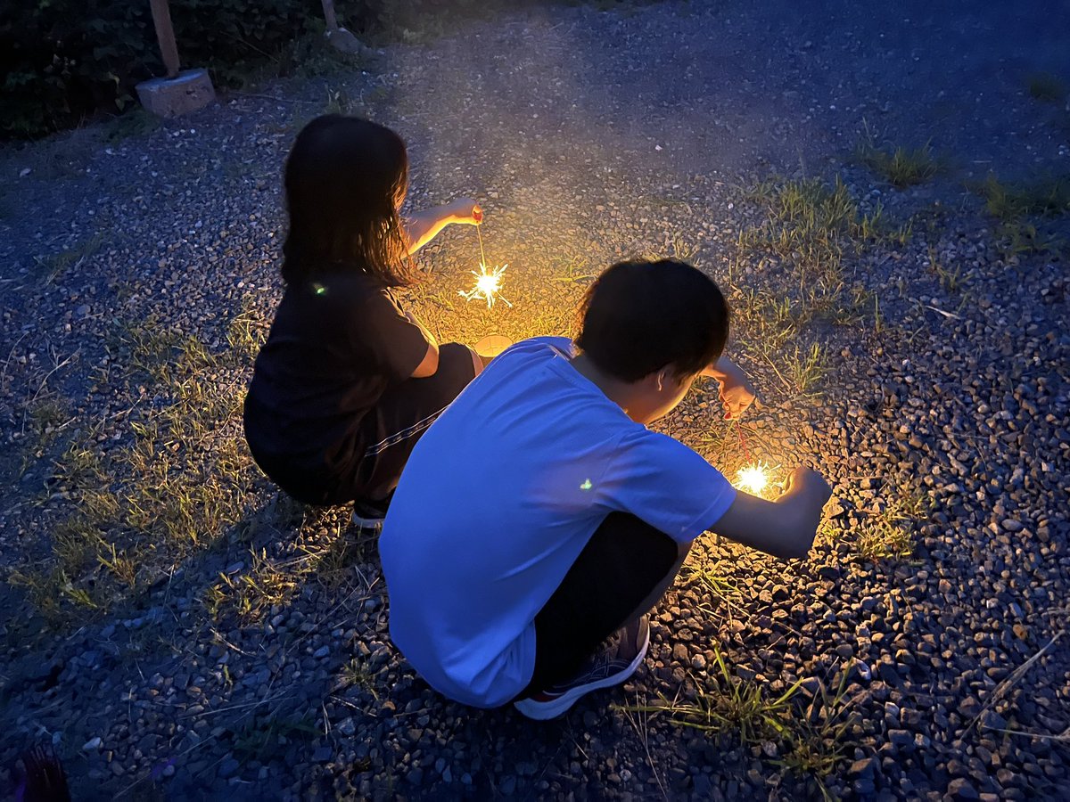 Azu66544294's tweet photo. 上川町滞在3日目の今日は少し天候が崩れましたが、お祭りの後は上川駅周辺を散策したり、夜は花火をしたり、カードゲームをしたりと楽しく過ごせました。あと2日しか居られないので、早くも寂しさが止まりませんw

写真の川は、北海道が誇る一級河川、石狩川です。 https://t.co/zI8XBZM5jV