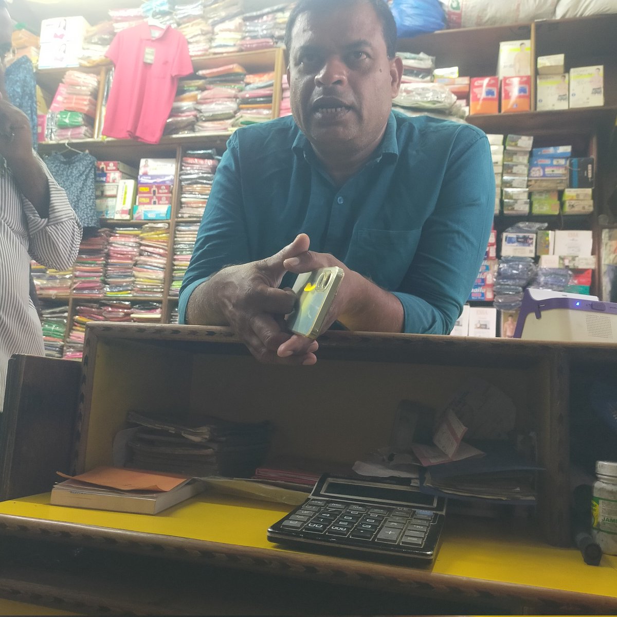 khatri_2025's tweet photo. @StanChartIN  2persons from scb RECOVERY come to my office without id card when i was not in.start abusing my neighbour and my https://t.co/RiEkSqy2Me mentally pressure.stopThis type of illigal card no 4622695280438737   @StanChartIN @RBIsays @PMOIndia @RBIsays  @nsitharamanoffc https://t.co/Ryr90bZepo