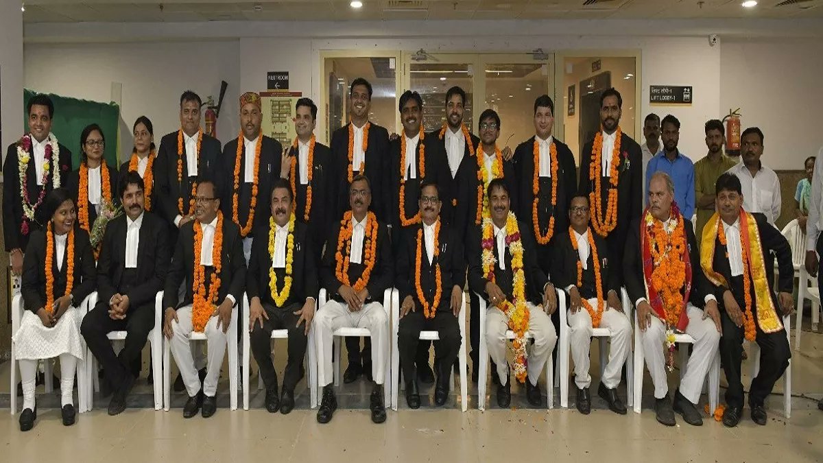 इलाहाबाद हाईकोर्ट बार एसोसिएशन न्यायपालिका में ब्राम्हणों का कब्जा👇

अध्यक्ष - राकेश पांडेय 

महासचिव - अखिलेश शर्मा

वरिष्ठ उपाध्यक्ष - कमलेश द्रिवेदी

संयुक्त सचिव (प्रेस)- रामेश्वर पांडेय

संयुक्त सचिव (लाइब्रेरी)- शशि द्विवेदी 

कोषाध्यक्ष - अंजनी मिश्र

Thread - 1/2