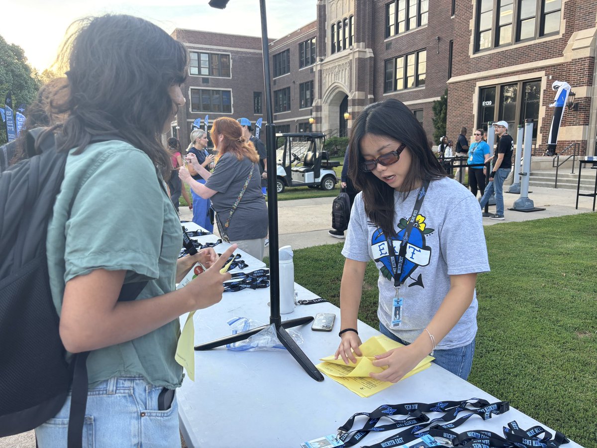 WichitaUSD259's tweet image. It’s the first day of school! 🎉 Students at East High are ready to get the year started! @EastHighAces #WPSFutureReady