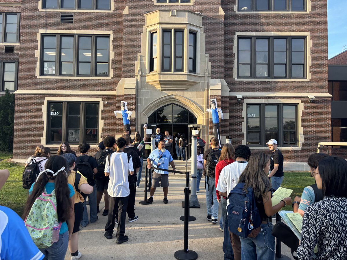 WichitaUSD259's tweet image. It’s the first day of school! 🎉 Students at East High are ready to get the year started! @EastHighAces #WPSFutureReady