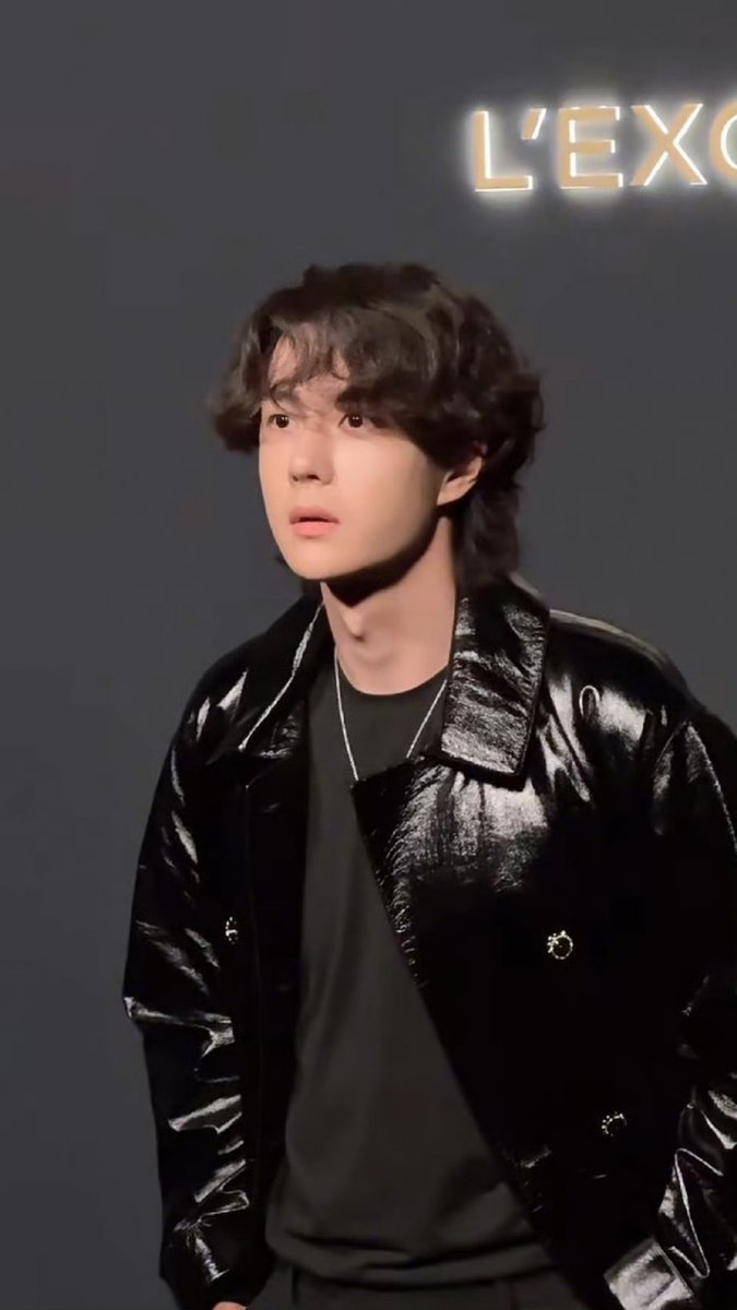 Context: #WangYibo searching for a specific camera during CHANEL photocall 😆🤣🤣

YIBO BLEU DE CHANEL L'EXCLUSIF
#WangYibo_ChanelFragranceLaunch
#WangYiboxCHANEL