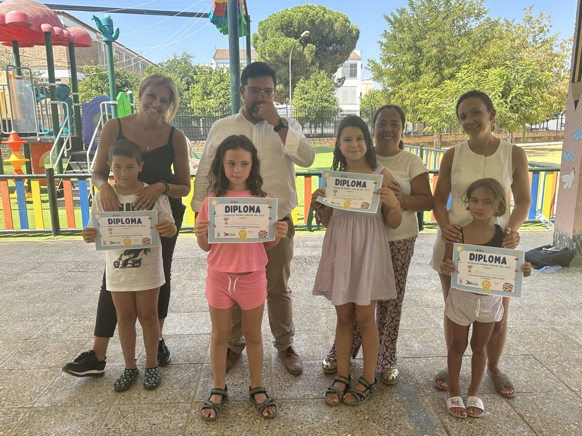 ℹ️ El alcalde <a href="/antonioenamorao/">Antonio Enamorado</a>, y las concejalas María José Carballo y <a href="/vanesilla28/">Vanessa Serrano</a>, han estado presentes en la mañana de hoy jueves 14 de agosto, en la clausura de la Escuela de Verano y entrega de diplomas a los pequeños.