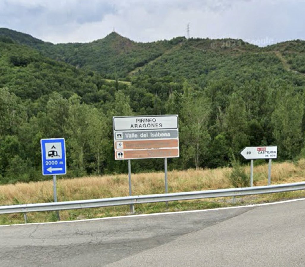 xavidegr's tweet photo. Rètols a l'enllaç entre la N-260 i la N-230, a Vilaller. 

Encara dins la jurisdicció de Catalunya (!!) i amb tota la toponímia deturpada, sense rastre de català. 

Es podran esmenar gràcies a l'informe que genera la @llenguacat amb avisos —com aquest tuit— de #RadarsLingüístics. https://t.co/3AeOwgowYe