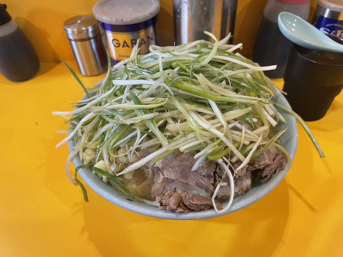 yuya_oym's tweet photo. ラーメン二郎 八王子野猿街道店2
小ラーメン+ネギ
野菜少なめ、にんにく、あぶら

こんなに美味かったっけ、、とびっくりしました！！テイクアウトもゲットして大満足です。 https://t.co/dDgJXAXlxF