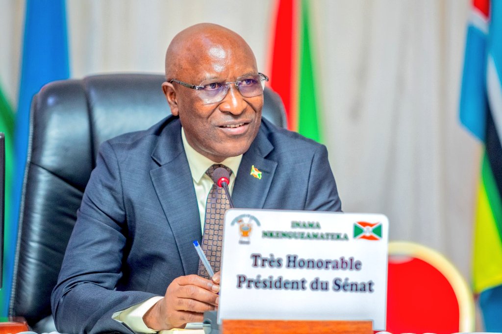 Burundi_senat's tweet photo. #Burundi: En compagnie de ses 2 Vice-Présidents, le Président du @Burundi_senat, Très Hon. Gervais NDIRAKOBUCA, vient de tenir une réunion de prise de contact à l’endroit du personnel de l’administration du Sénat. Les échanges ont aussi porté sur l’amélioration des prestations. https://t.co/ZRghu0u6qX