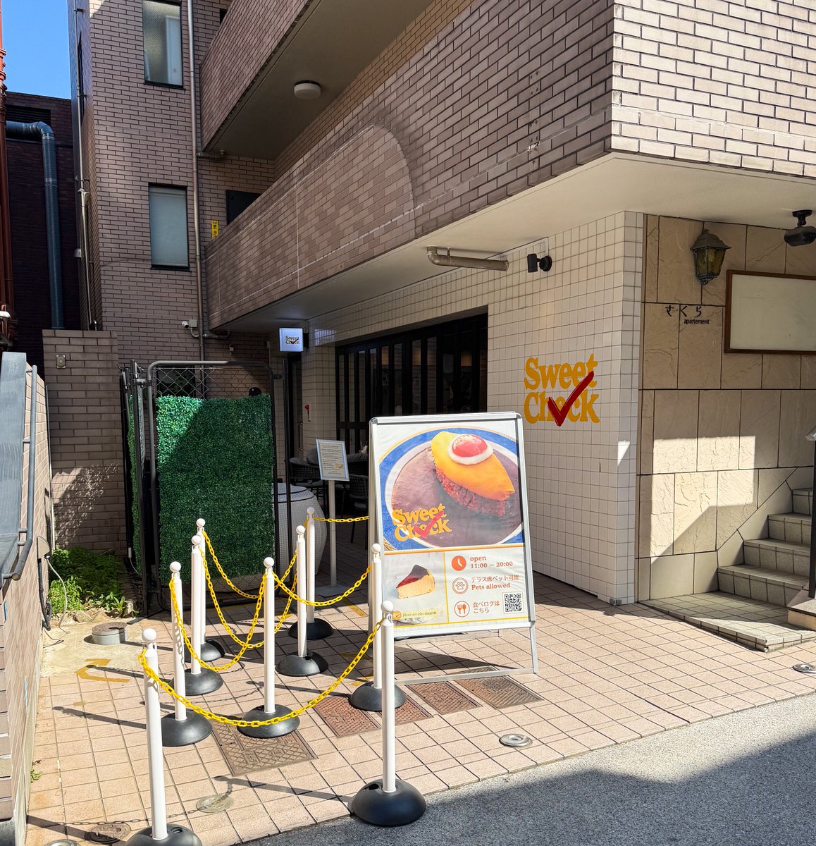 muni_gurume's tweet photo. 【Sweet Check】
@表参道駅から徒歩2分

上空からチーズをかけ流した「チーズボムオムライス」を食べられるお店。
ふわふわ半熟オムレツに濃厚なチーズソースをかけてケチャップで蓋をする新感覚オムライス！
香ばしいチキンライスを中に潜ませていてペロッと完食してしまう美味しさです🍳#PR https://t.co/mTACHmqw5w