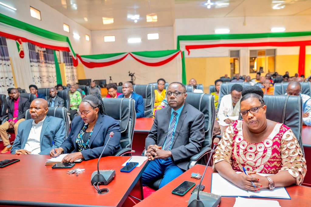 Burundi_senat's tweet photo. #Burundi: En compagnie de ses 2 Vice-Présidents, le Président du @Burundi_senat, Très Hon. Gervais NDIRAKOBUCA, vient de tenir une réunion de prise de contact à l’endroit du personnel de l’administration du Sénat. Les échanges ont aussi porté sur l’amélioration des prestations. https://t.co/ZRghu0u6qX
