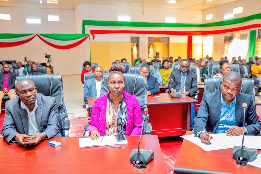 Burundi_senat's tweet photo. #Burundi: En compagnie de ses 2 Vice-Présidents, le Président du @Burundi_senat, Très Hon. Gervais NDIRAKOBUCA, vient de tenir une réunion de prise de contact à l’endroit du personnel de l’administration du Sénat. Les échanges ont aussi porté sur l’amélioration des prestations. https://t.co/ZRghu0u6qX