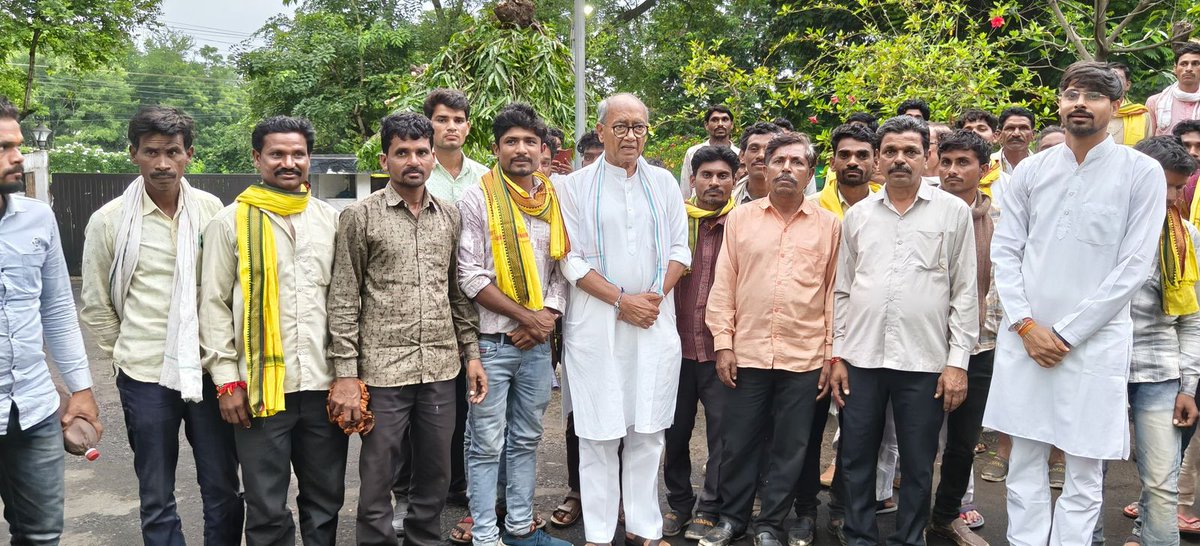 खातेगांव- खिवनी अभ्यारण में प्रभावित आदिवासी भाई-बहन,अपने टूटे घरों का दर्द और न्याय की उम्मीद युवा नेता राहुल इननिया जी के साथ आज श्री दिग्विजय सिंह जी के निवास पहुँचे।

श्री दिग्विजय सिंह जी ने आदिवासी परिवारों की व्यथा बड़े ध्यान और संवेदनशीलता से सुनी।
उनका व्यवहार यह बताता