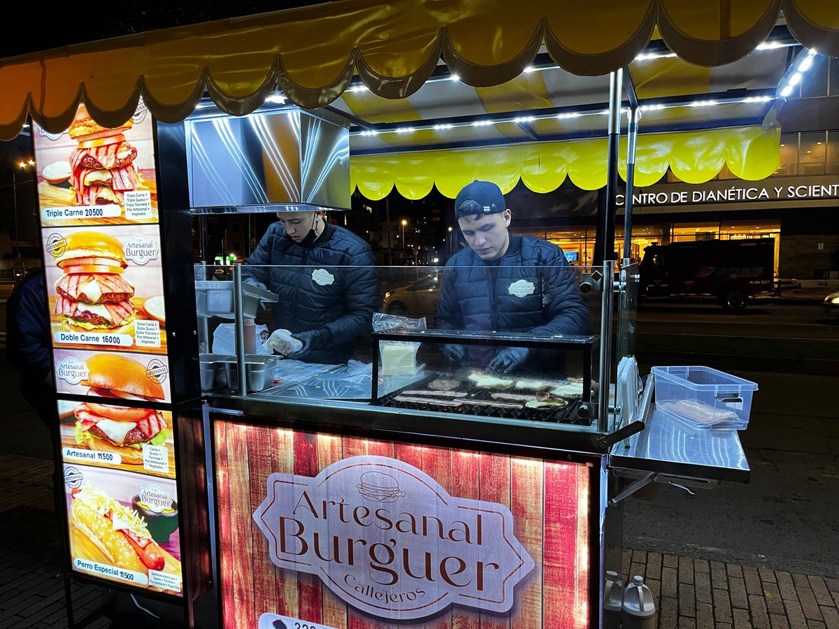 Quiere encontrar las mejores hamburguesas artesanales en Bogotá?
Vaya a la Av 19 con calle 100 y busque “Artesanal Burguer”.
Jóvenes universitarios emprendedores luchando por alcanzar el futuro que sueñan.
Construyendo pais 🇨🇴❤️
“El éxito es el resultado de hacer las cosas bien”