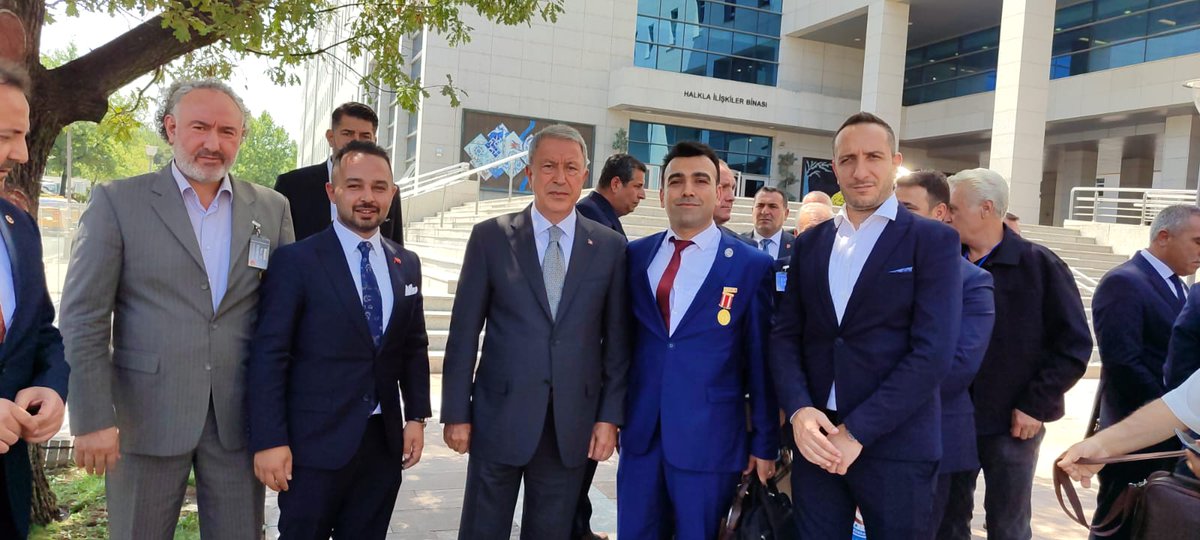 ErSehitveGazi's tweet photo. Bugün T.B.M.M. Milli Savunma Komisyon toplantısına gelen davet üzere Platform temsilcileri olarak icabet ettik.
Şehit ve Gazilerle ilgili 3 yıldır yürüttüğümüz kanun değişikliği çalışmaları ve terörsüz Türkiye sürecine dair görüş alışverişinde bulunduk. Ekim ayında Meclisimizin ikinci yasama dönemine geçene kadar alt komisyonda yürüyen kanun çalışmalarının yetişmesi gerektiği temenimizi ifade ettik. Yetişebileceğine dair görüş ve emareler ile hazırlanmış kanun taslaklarına dair bilgi aldık Komisyon durmaksızın komisyona intikal eden 53 kanun değişikliği maddesini düzenlemeye çalışmakta. Bizler katkı sunmaya, bizleri alakadar eden taslak ve sunumlarımızla destek olmaya devam edeceğiz. Sn. Hulusi Akar Bakanımızın Başkanlığında ve komisyon üyesi Vekillerimizin değerli çalışmaları sayesinde Ekim ayında kanunların geçtiği ve hayatımıza nüfuz etmesini diliyor, umuyor, bekliyoruz.

Terörsüz Türkiye sürecinde bireysel davranışlarıyla Şehit Gazi unvanlarımızı suistimal edenlerin, bugün çiçeklerin açtığı böceklerin uçuştuğu bir havada sağ duyu çağrılarını komisyonda red ettik, red etmeye devam edeceğiz. 

Biz Teröristle mücadele edenlerin yerine, etmemişlerin terör konusunda yargı dağıtmalarını, Devletimize parmak sallamalarını, MADALYALARIMIZ ÜZERİNDEN KAMUOYUNU YANLIŞ BİLGİLENDİRMELERİNİ, makamlarımızı suistimal etmesini kabul etmedik, asla kabul etmeyecek, lüzumu halinde Ankara'ya Meclis Başkanımıza ve Milletimize irademizi yine göstermekten asla geri durmayacağız.

Ayrıca tatilde olan bir Meclis'in kanun çıkaramayacağı ve çalışmaların bitmediği hakikatini planlamaları dairinde görmezden gelenlerin, bizleri temsil etmeyen dernek ile yaptıkları mutabakat ve iş birliğinden haberdar olduğumuzu, Devletimizin bekası uğruna canını feda etmiş hiç birimizin, çalışan bir Devlet sistemine çomak sokma gafletine düşmeyeceğini bildiririz.

Kamuoyunun bilgilerine, saygılarımızla sunarız.

Er Şehit ve Gaziler Platformu

@RTErdogan @dbdevletbahceli @_cevdetyilmaz @NumanKurtulmus @MahinurOzdemir  @mustafaelitas @efkanala @drbetulsayan  @yasaryldrmMHP @ahmet__yurdakul @avabdullahguler  @hulusiakarmedya @refik_ozen16 @celebimehmeta @FeyziBerdibek1 @ayhan_salman @mvmustafakaplan @unalkaraman42 @dtcuneytaldemir @SayimMadak @mhrmkurt @SulePurluUrker @HalitCagdas  @ashb_sehitgazi @3713TEMKAD @sehitgazivakfi @GazilerVakfi @TmsyGaziler @TBMMresmi