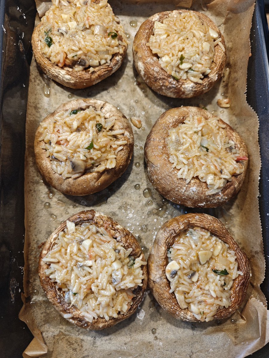 DraganMocevic's tweet image. Mora malo i da se predahne.

Šampinjoni punjeni rižotom.

#Ilovice #inmykitchen