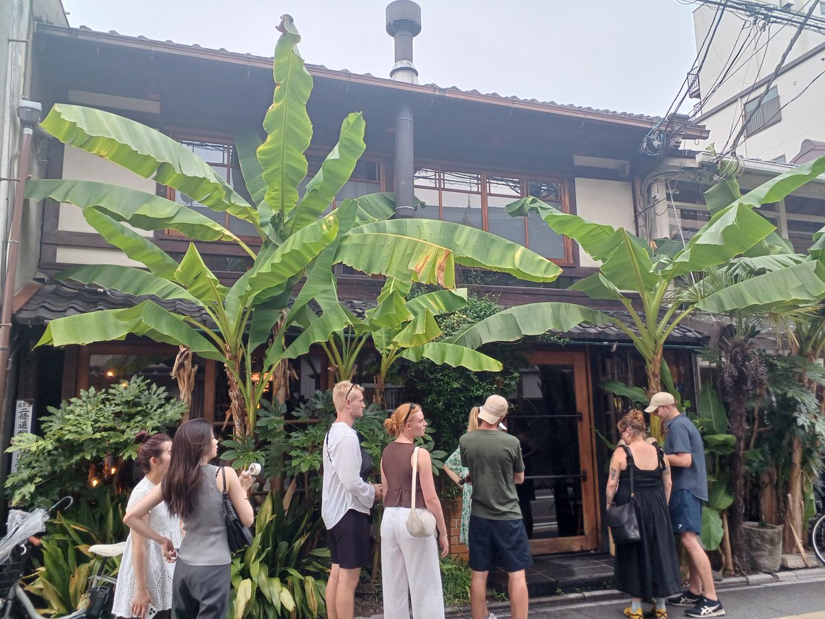 【～珈琲読書会～】
京都丸太町駅近く、二条通柳馬場東入ル「カフェ ビブリオティック ハロー!」。
吹き抜けになっている本棚が素敵な、京都No.1オシャレカフェ。
チョコブラウニー750円+コーヒー600円+温又柔「恋恋往時」。
恋しくなってお邪魔してハロー！ってご挨拶します。