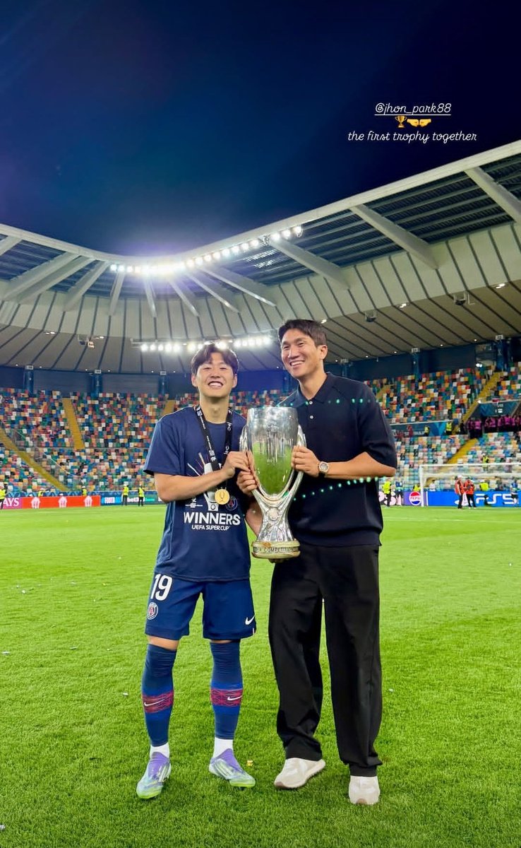 이제 강인이 개인 트레이너가 되신 코치쌤과 함께한 첫 번째 트로피 👬🏆