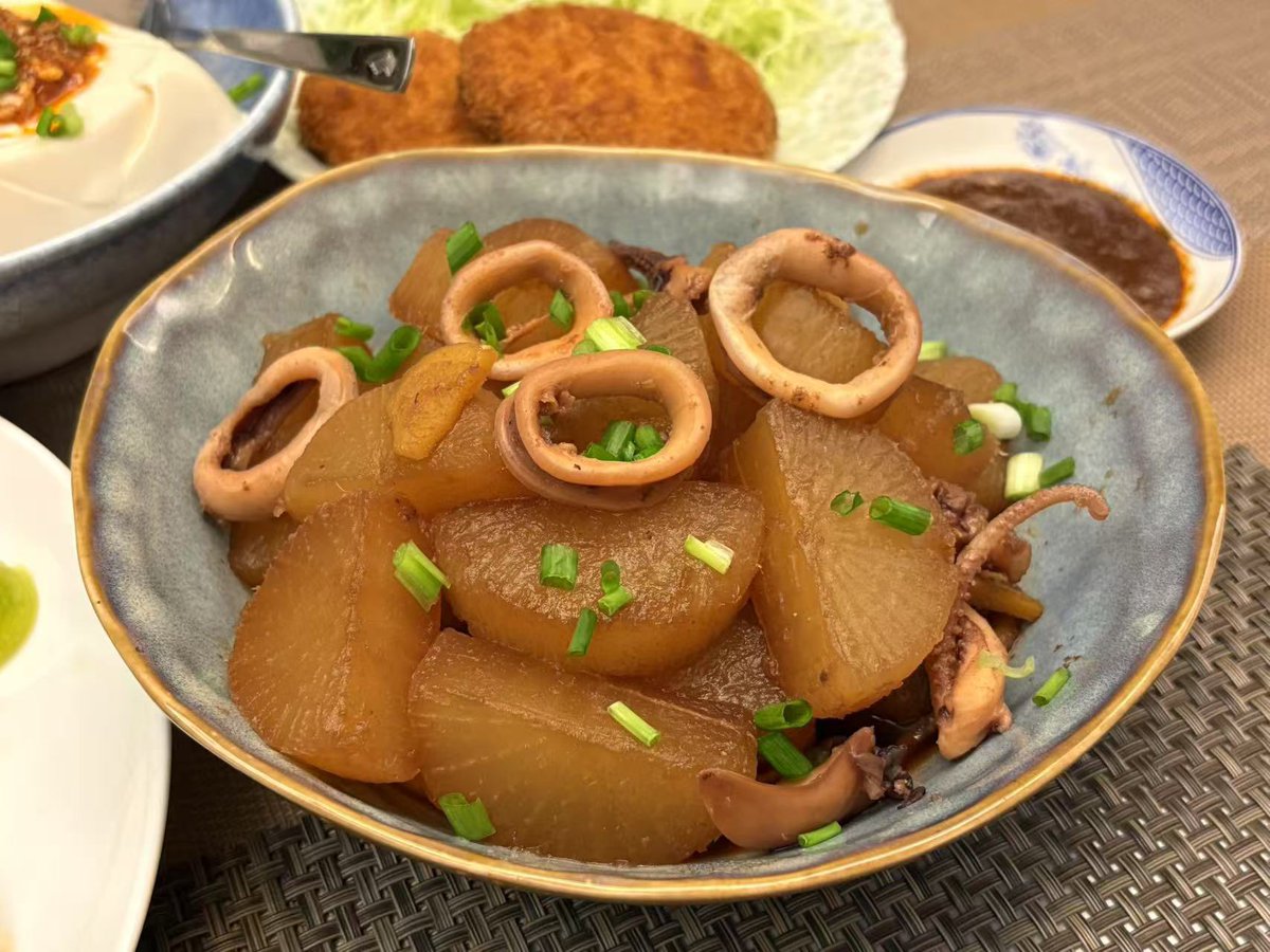 uchinookan15's tweet photo. 平日からイカを捌くおかんwwwそれにしてもどんな組み合わせだよw #料理記録 #自炊記録 #よるごはん #ごはん #料理 #料理好きな人と繋がりたい https://t.co/w5tHBQShiQ