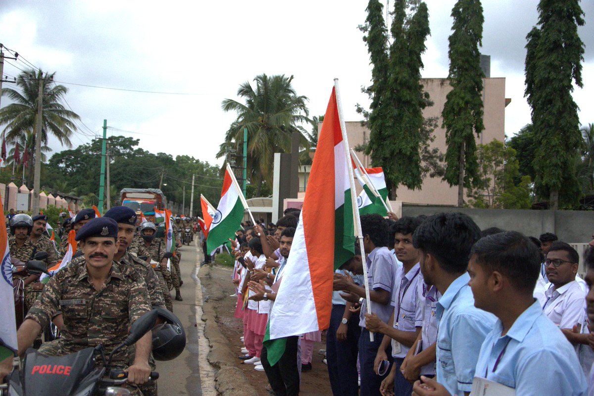 DBTS_CRPF's tweet image. The suburb areas of Taralu &amp;amp; Kaggalipura in South Bengaluru echoed with patriotic pride as enthusiastic  civilians joined DBTS troops in a 10-km #HarGharTiranga motorcycle rally, waving the tricolor with fervor. 🇮🇳 #DBTS #IndiaPride