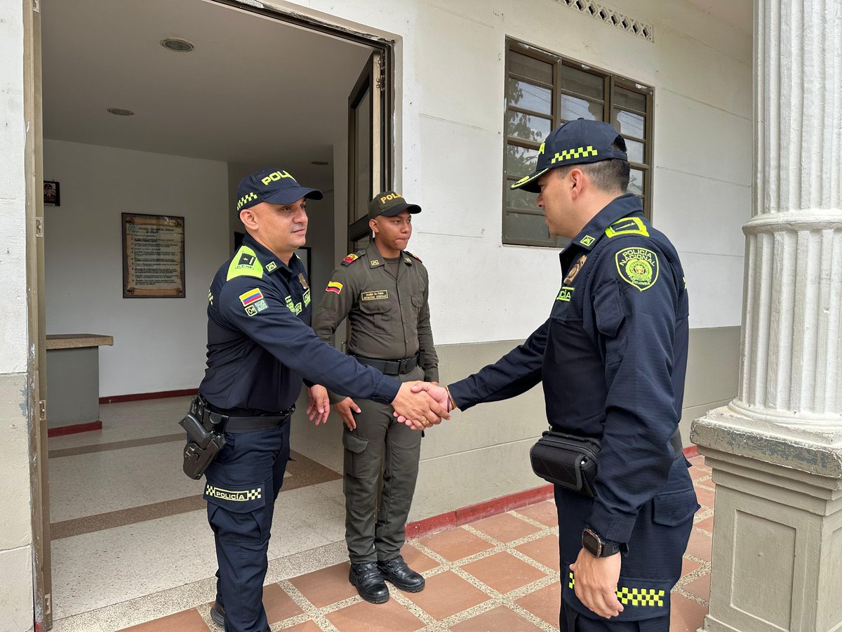 PoliciaBolivar's tweet photo. 🎯🚔 Un líder policial transformacional es quien escucha 👂, inspira 🌟 y motiva 💪 a sus equipos para servir con pasión y dedicación a la comunidad, cualidades esenciales en el #LiderazgoPolicial 
#SegurosCercanosYPresentes https://t.co/rvc1jRf1hB