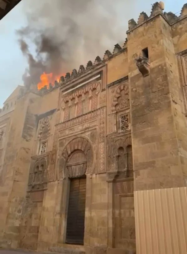 pcacordoba's tweet photo. 🚨 El incendio en la #Mezquita de #CordobaEsp NO es un accidente.
Es el resultado de una gestión negligente e irresponsable del Cabildo, que pone en riesgo un Patrimonio de la Humanidad.
🧵 Os explicamos por qué. https://t.co/nCNCMQsNqZ