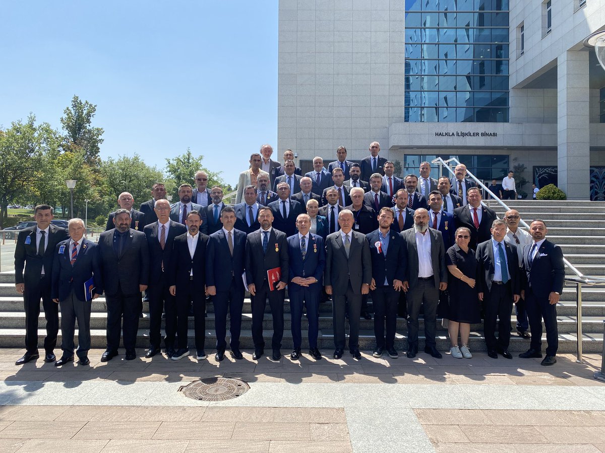 ErSehitveGazi's tweet photo. Bugün T.B.M.M. Milli Savunma Komisyon toplantısına gelen davet üzere Platform temsilcileri olarak icabet ettik.
Şehit ve Gazilerle ilgili 3 yıldır yürüttüğümüz kanun değişikliği çalışmaları ve terörsüz Türkiye sürecine dair görüş alışverişinde bulunduk. Ekim ayında Meclisimizin ikinci yasama dönemine geçene kadar alt komisyonda yürüyen kanun çalışmalarının yetişmesi gerektiği temenimizi ifade ettik. Yetişebileceğine dair görüş ve emareler ile hazırlanmış kanun taslaklarına dair bilgi aldık Komisyon durmaksızın komisyona intikal eden 53 kanun değişikliği maddesini düzenlemeye çalışmakta. Bizler katkı sunmaya, bizleri alakadar eden taslak ve sunumlarımızla destek olmaya devam edeceğiz. Sn. Hulusi Akar Bakanımızın Başkanlığında ve komisyon üyesi Vekillerimizin değerli çalışmaları sayesinde Ekim ayında kanunların geçtiği ve hayatımıza nüfuz etmesini diliyor, umuyor, bekliyoruz.

Terörsüz Türkiye sürecinde bireysel davranışlarıyla Şehit Gazi unvanlarımızı suistimal edenlerin, bugün çiçeklerin açtığı böceklerin uçuştuğu bir havada sağ duyu çağrılarını komisyonda red ettik, red etmeye devam edeceğiz. 

Biz Teröristle mücadele edenlerin yerine, etmemişlerin terör konusunda yargı dağıtmalarını, Devletimize parmak sallamalarını, MADALYALARIMIZ ÜZERİNDEN KAMUOYUNU YANLIŞ BİLGİLENDİRMELERİNİ, makamlarımızı suistimal etmesini kabul etmedik, asla kabul etmeyecek, lüzumu halinde Ankara'ya Meclis Başkanımıza ve Milletimize irademizi yine göstermekten asla geri durmayacağız.

Ayrıca tatilde olan bir Meclis'in kanun çıkaramayacağı ve çalışmaların bitmediği hakikatini planlamaları dairinde görmezden gelenlerin, bizleri temsil etmeyen dernek ile yaptıkları mutabakat ve iş birliğinden haberdar olduğumuzu, Devletimizin bekası uğruna canını feda etmiş hiç birimizin, çalışan bir Devlet sistemine çomak sokma gafletine düşmeyeceğini bildiririz.

Kamuoyunun bilgilerine, saygılarımızla sunarız.

Er Şehit ve Gaziler Platformu

@RTErdogan @dbdevletbahceli @_cevdetyilmaz @NumanKurtulmus @MahinurOzdemir  @mustafaelitas @efkanala @drbetulsayan  @yasaryldrmMHP @ahmet__yurdakul @avabdullahguler  @hulusiakarmedya @refik_ozen16 @celebimehmeta @FeyziBerdibek1 @ayhan_salman @mvmustafakaplan @unalkaraman42 @dtcuneytaldemir @SayimMadak @mhrmkurt @SulePurluUrker @HalitCagdas  @ashb_sehitgazi @3713TEMKAD @sehitgazivakfi @GazilerVakfi @TmsyGaziler @TBMMresmi