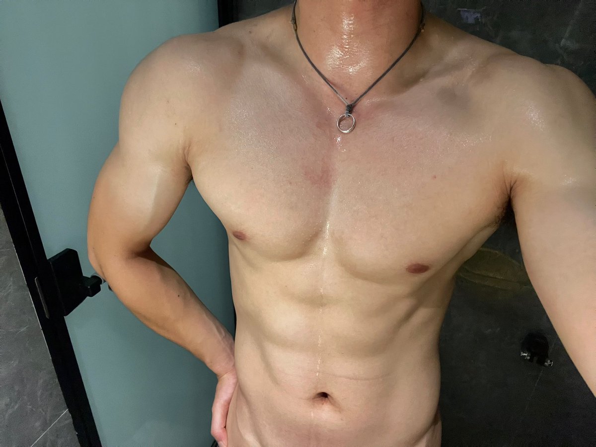 一起健身吗我练臀推你练深蹲