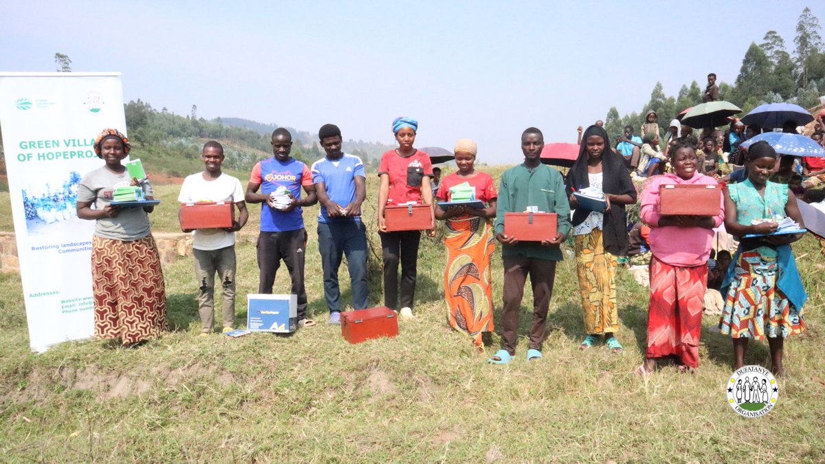 DufatanyeOrg's tweet photo. 130 youth in the Green Village of Hope (GLF-supported) met at the demo farm in vegetable farming practices, got savings group tools &amp; boosted record-keeping skills. 🌱#GLF #Landscapes @NyanzaDistrict @EmpowerRwanda https://t.co/yGPD4Hbb1p
