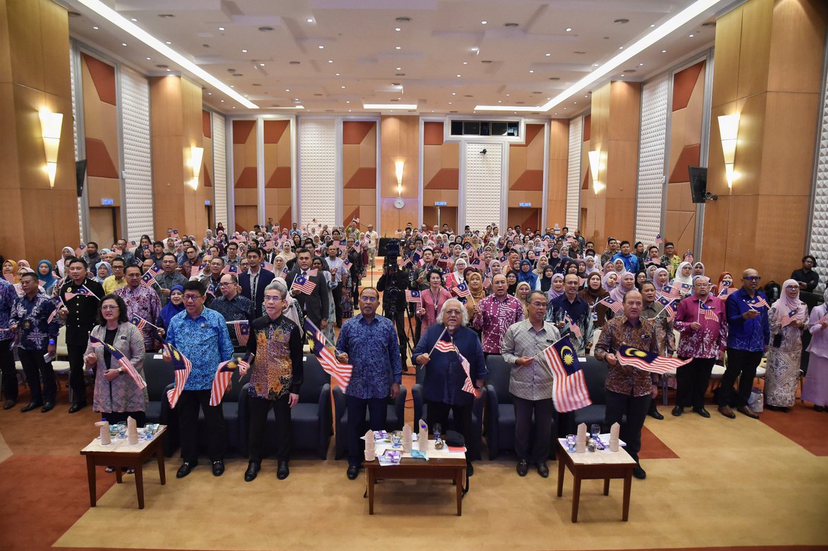 Kementerian Pendidikan Tinggi (@moheofficial) on Twitter photo YB MENTERI LANCAR 'PODCAST KPT', UNGKAP PERANAN KEPELBAGAIAN DAN PERKONGSIAN ILMU PACU PERPADUAN NASIONAL
14 Ogos 2025 | Putrajaya
Baca lanjut di : facebook.com/share/p/179UYzโฆ
<a href="/ZambryOfficial/">Zambry Abd Kadir</a> <a href="/MustaphaSakmud_/">MustaphaSakmud</a>
#RancakkanMADANI
#MADANIbekerja
#MalaysiaMADANI YB MENTERI LANCAR 'PODCAST KPT', UNGKAP PERANAN KEPELBAGAIAN DAN PERKONGSIAN ILMU PACU PERPADUAN NASIONAL
14 Ogos 2025 | Putrajaya
Baca lanjut di : facebook.com/share/p/179UYzโฆ
<a href="/ZambryOfficial/">Zambry Abd Kadir</a> <a href="/MustaphaSakmud_/">MustaphaSakmud</a>
#RancakkanMADANI
#MADANIbekerja
#MalaysiaMADANI