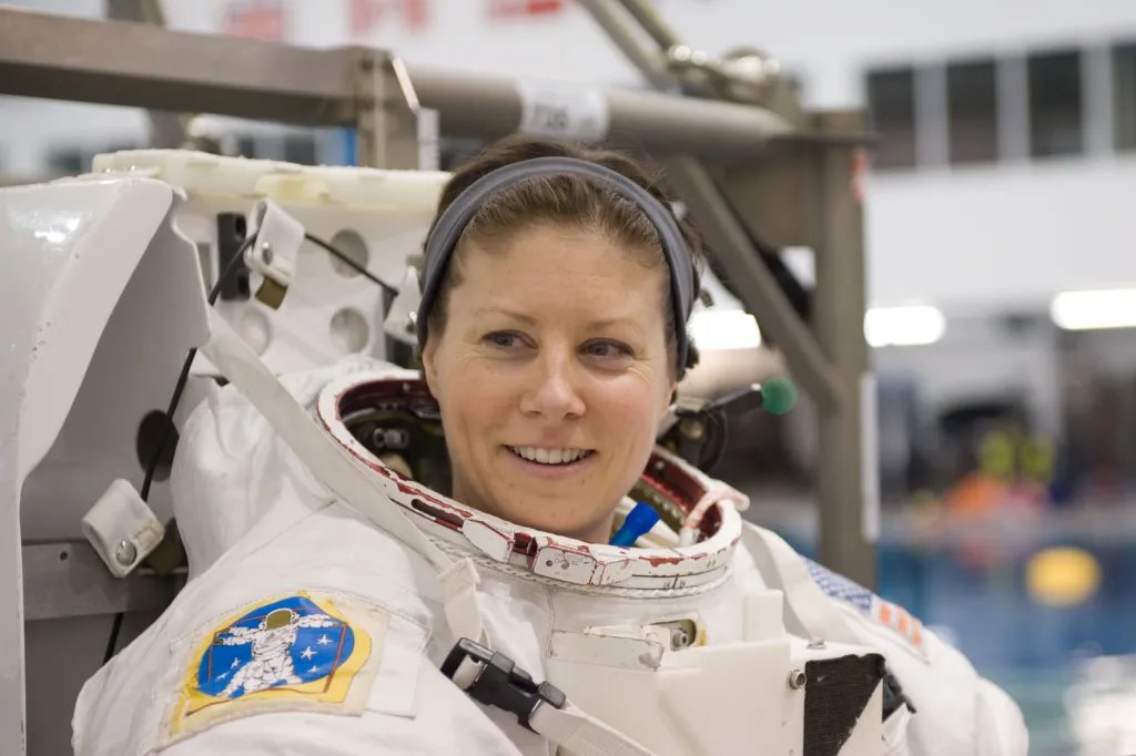 Astro_Cady's tweet photo. 🎂Happy Birthday to @tracycaldw3ll!  A leader in the Astronaut Corps - I think of her every time one of us performs a spacewalk. Tracy led a radical redesign of the way we teach #EVA (#spacewalking) -- significantly raising skill levels AND the # of astronauts to qualify! https://t.co/5kI716mzXm
