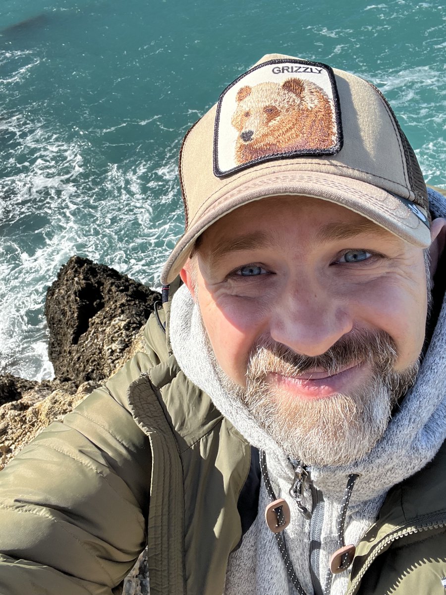 I had to write a particularly emotional note to a friend today.
And it's been a very difficult task for me.

I won't lie and say I wasn't tempted to use AI assistance.
I was.

I always found it hard to write.
Write anything really.
AI helps me with that.

But there is a line I'm