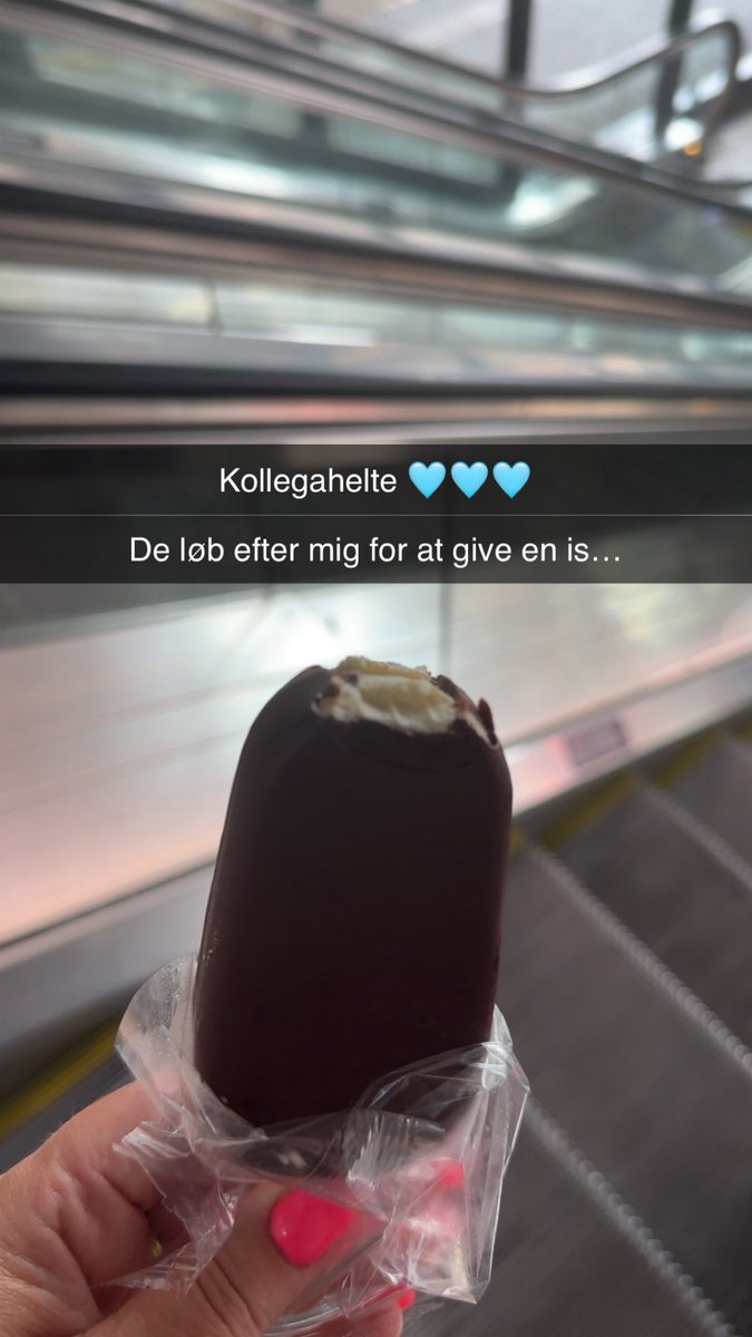 meyer_malou's tweet photo. En MEGET varm dag på kontoret - lige inden jeg går bestilles der is 🍦
Da jeg er på stationen kommer 2 kollegaer løbende… du skal da også have en is🍦😍 #KollegaHelte https://t.co/696vn4AOy7