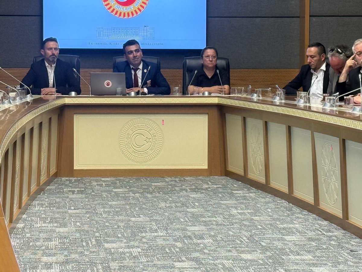 ErSehitveGazi's tweet photo. Bugün T.B.M.M. Milli Savunma Komisyon toplantısına gelen davet üzere Platform temsilcileri olarak icabet ettik.
Şehit ve Gazilerle ilgili 3 yıldır yürüttüğümüz kanun değişikliği çalışmaları ve terörsüz Türkiye sürecine dair görüş alışverişinde bulunduk. Ekim ayında Meclisimizin ikinci yasama dönemine geçene kadar alt komisyonda yürüyen kanun çalışmalarının yetişmesi gerektiği temenimizi ifade ettik. Yetişebileceğine dair görüş ve emareler ile hazırlanmış kanun taslaklarına dair bilgi aldık Komisyon durmaksızın komisyona intikal eden 53 kanun değişikliği maddesini düzenlemeye çalışmakta. Bizler katkı sunmaya, bizleri alakadar eden taslak ve sunumlarımızla destek olmaya devam edeceğiz. Sn. Hulusi Akar Bakanımızın Başkanlığında ve komisyon üyesi Vekillerimizin değerli çalışmaları sayesinde Ekim ayında kanunların geçtiği ve hayatımıza nüfuz etmesini diliyor, umuyor, bekliyoruz.

Terörsüz Türkiye sürecinde bireysel davranışlarıyla Şehit Gazi unvanlarımızı suistimal edenlerin, bugün çiçeklerin açtığı böceklerin uçuştuğu bir havada sağ duyu çağrılarını komisyonda red ettik, red etmeye devam edeceğiz. 

Biz Teröristle mücadele edenlerin yerine, etmemişlerin terör konusunda yargı dağıtmalarını, Devletimize parmak sallamalarını, MADALYALARIMIZ ÜZERİNDEN KAMUOYUNU YANLIŞ BİLGİLENDİRMELERİNİ, makamlarımızı suistimal etmesini kabul etmedik, asla kabul etmeyecek, lüzumu halinde Ankara'ya Meclis Başkanımıza ve Milletimize irademizi yine göstermekten asla geri durmayacağız.

Ayrıca tatilde olan bir Meclis'in kanun çıkaramayacağı ve çalışmaların bitmediği hakikatini planlamaları dairinde görmezden gelenlerin, bizleri temsil etmeyen dernek ile yaptıkları mutabakat ve iş birliğinden haberdar olduğumuzu, Devletimizin bekası uğruna canını feda etmiş hiç birimizin, çalışan bir Devlet sistemine çomak sokma gafletine düşmeyeceğini bildiririz.

Kamuoyunun bilgilerine, saygılarımızla sunarız.

Er Şehit ve Gaziler Platformu

@RTErdogan @dbdevletbahceli @_cevdetyilmaz @NumanKurtulmus @MahinurOzdemir  @mustafaelitas @efkanala @drbetulsayan  @yasaryldrmMHP @ahmet__yurdakul @avabdullahguler  @hulusiakarmedya @refik_ozen16 @celebimehmeta @FeyziBerdibek1 @ayhan_salman @mvmustafakaplan @unalkaraman42 @dtcuneytaldemir @SayimMadak @mhrmkurt @SulePurluUrker @HalitCagdas  @ashb_sehitgazi @3713TEMKAD @sehitgazivakfi @GazilerVakfi @TmsyGaziler @TBMMresmi