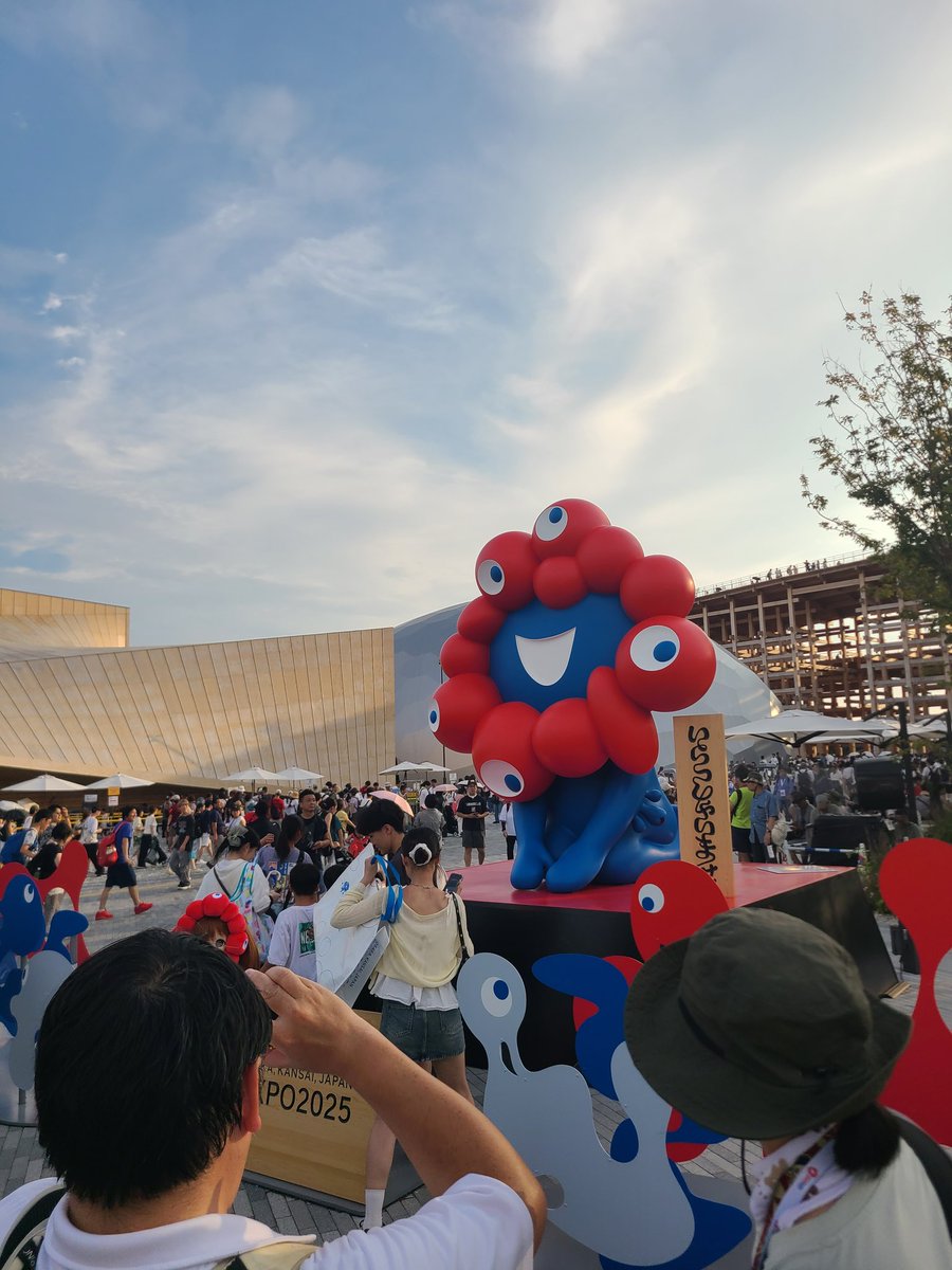reeyaaaaaan's tweet photo. 大屋根リングを歩くのとガンダム見る為に万博来ました！
入場待ち1時間越えで体力使い果たしました。 https://t.co/Yrw4V0Syfa