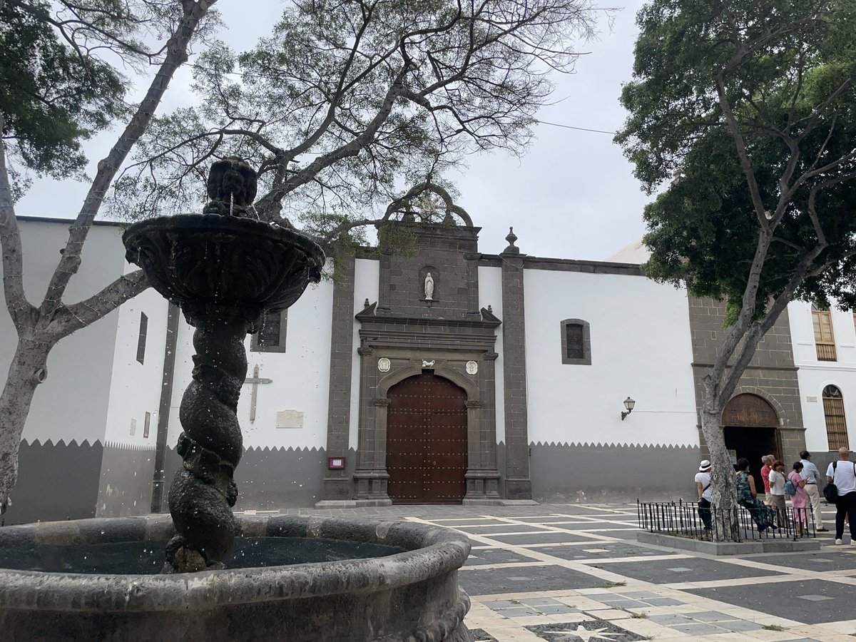 😍 ¿Sabías que la historia de Vegueta también la escribieron mujeres? Como Joaquina de Viera y Clavijo o Pina Apolinario
☺️ Hoy la recorrí con una guía que pone el foco donde casi nunca se mira: en ellas.
🙏🏻 Una ruta con memoria, no con prisas. Iniciativa TOP de #LPAEstación