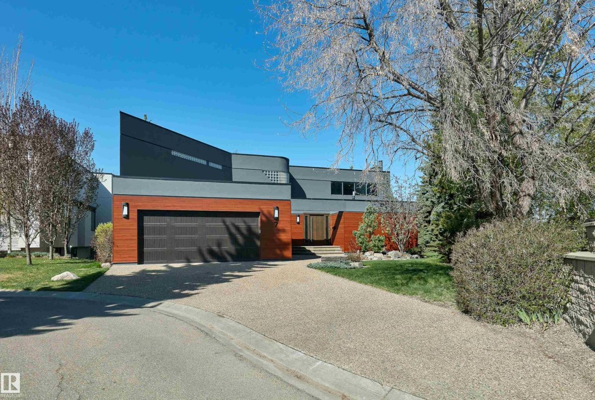 BSwirlsi's tweet photo. This house is listed at 1.8 Million... How many tiny home villages could they make with that much money and on the same land? #ThingstoPonder https://t.co/sKhCJLPbpV