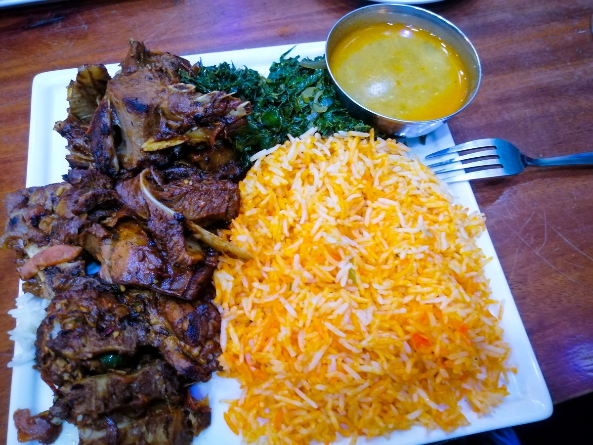 I am a serious carnivore but Somali restaurants...they don't care. They just attempt to kill you with their quantities food 😑😑
It was more than it looks btw