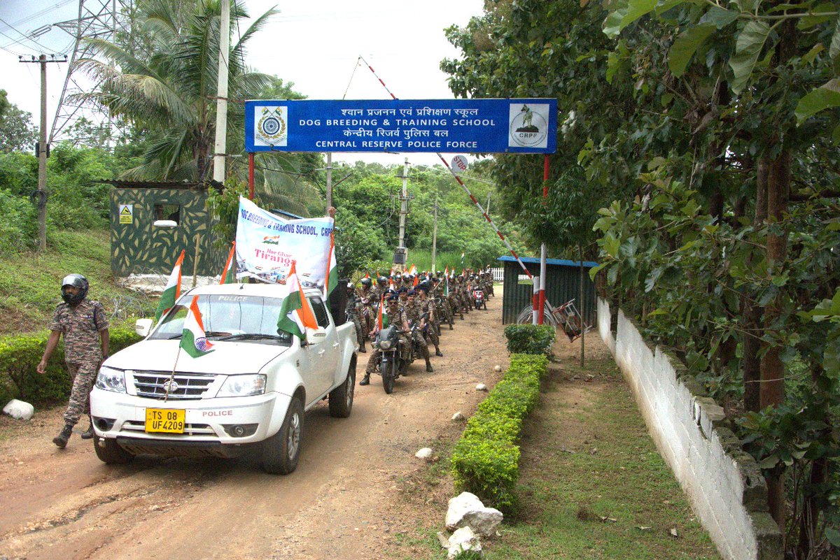 DBTS_CRPF's tweet image. The suburbs of Taralu &amp;amp; Kaggalipura in South Bengaluru echoed with patriotic pride as enthusiastic civilians joined DBTS CRPF troops in a 10 km #HarGharTiranga motorcycle rally, with nationalistic fervor, waving  tricolors 🇮🇳 #DBTS #IndiaPride