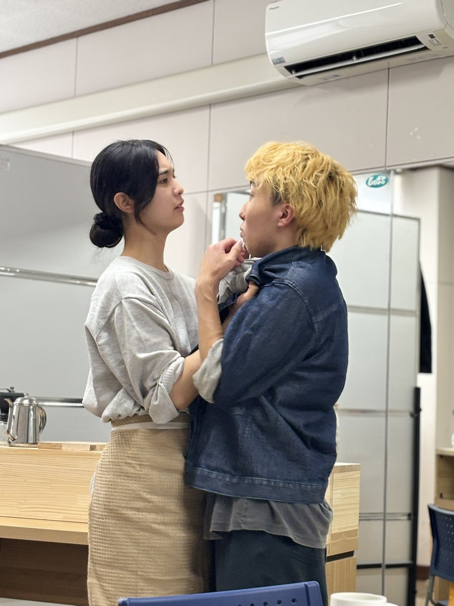 gekidan_gekibu's tweet photo. ユキムシ本番まで残り2日！！
胸ぐらを掴まれてる彼は一体何をしたのか…
皆様カフェへのご来店のご準備は出来ていますか？？
劇部一同お待ちしております☕*°

 #劇団
 #劇部
 #稽古
 #ユキムシ https://t.co/BRJXgWAN7M