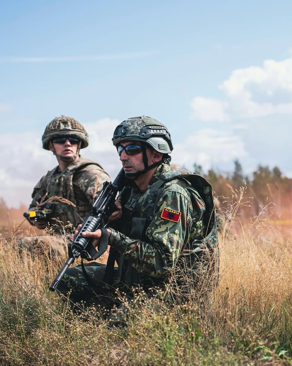 pvengu's tweet photo. 🦅 tona në stërvitjen #VERBOOM të Brigadës Shumëkombëshe të @NATO -s 🇦🇱🇪🇸🇫🇷🇮🇹🇬🇧🇨🇦 në 📍Letoni.

Xheniot e #FA pjesë e ushtrimit intensiv me qëllim shkëmbimin e eksperiencës në terren midis vendeve #aleate dhe promovimin e sigurisë kolektive në #Europë🛡️ https://t.co/U7xRD5Hjgb