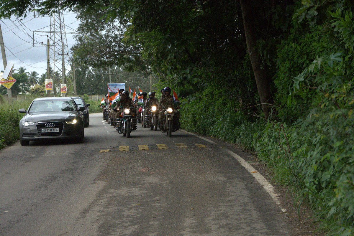 DBTS_CRPF's tweet image. The suburbs of Taralu &amp;amp; Kaggalipura in South Bengaluru echoed with patriotic pride as enthusiastic civilians joined DBTS CRPF troops in a 10 km #HarGharTiranga motorcycle rally, with nationalistic fervor, waving  tricolors 🇮🇳 #DBTS #IndiaPride