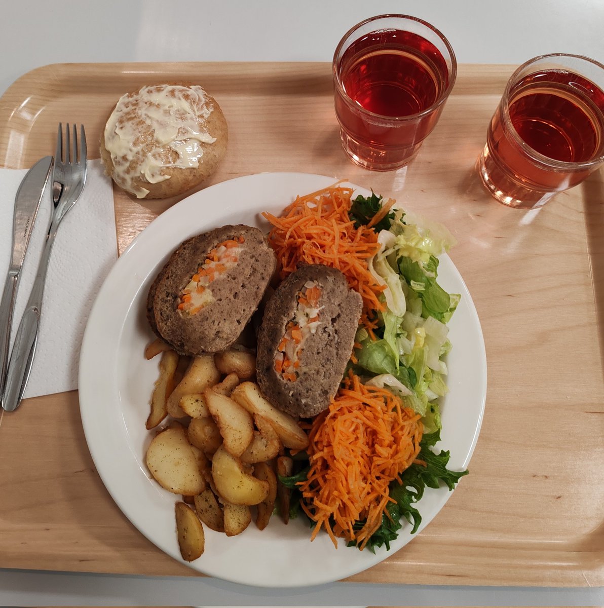 talousvili's tweet photo. Uusi ja tällä erää viimeinen lukukausi alkamassa! Kuvassa opiskelijaelämän parhaimpia paloja: lämmin lounas hintaan 2,95€. Kohtuuttoman hyvä etu. #opiskelu https://t.co/L8D9AfpK91
