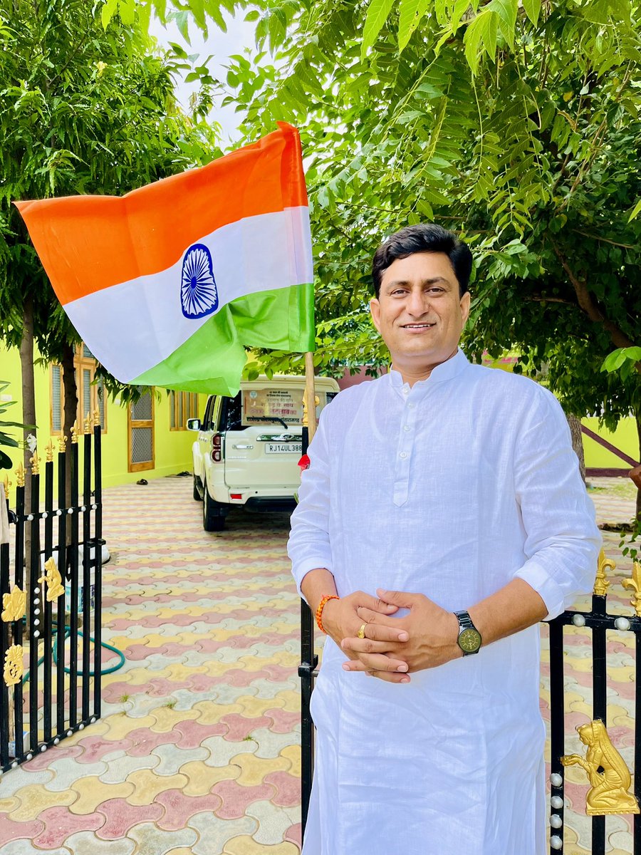 "हमारे घर पर तिरंगा लहराया,देशभक्ति का जश्न मनाया! 
#HarGharTiranga #हर_घर_तिरंगा #IndependenceDay #Bharat