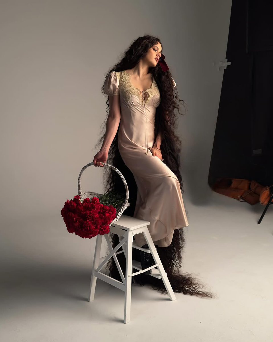MOTOMAMlTOUR's tweet photo. Rosalía sobre su nuevo álbum para la revista ELLE: "¿Qué es el tiempo? ¡Eso es algo muy relativo! Siempre hay fechas límites, pero siempre pueden cambiar. Paso muchas horas en el estudio. Me encuentro recluida." https://t.co/fAFMnxAo0L